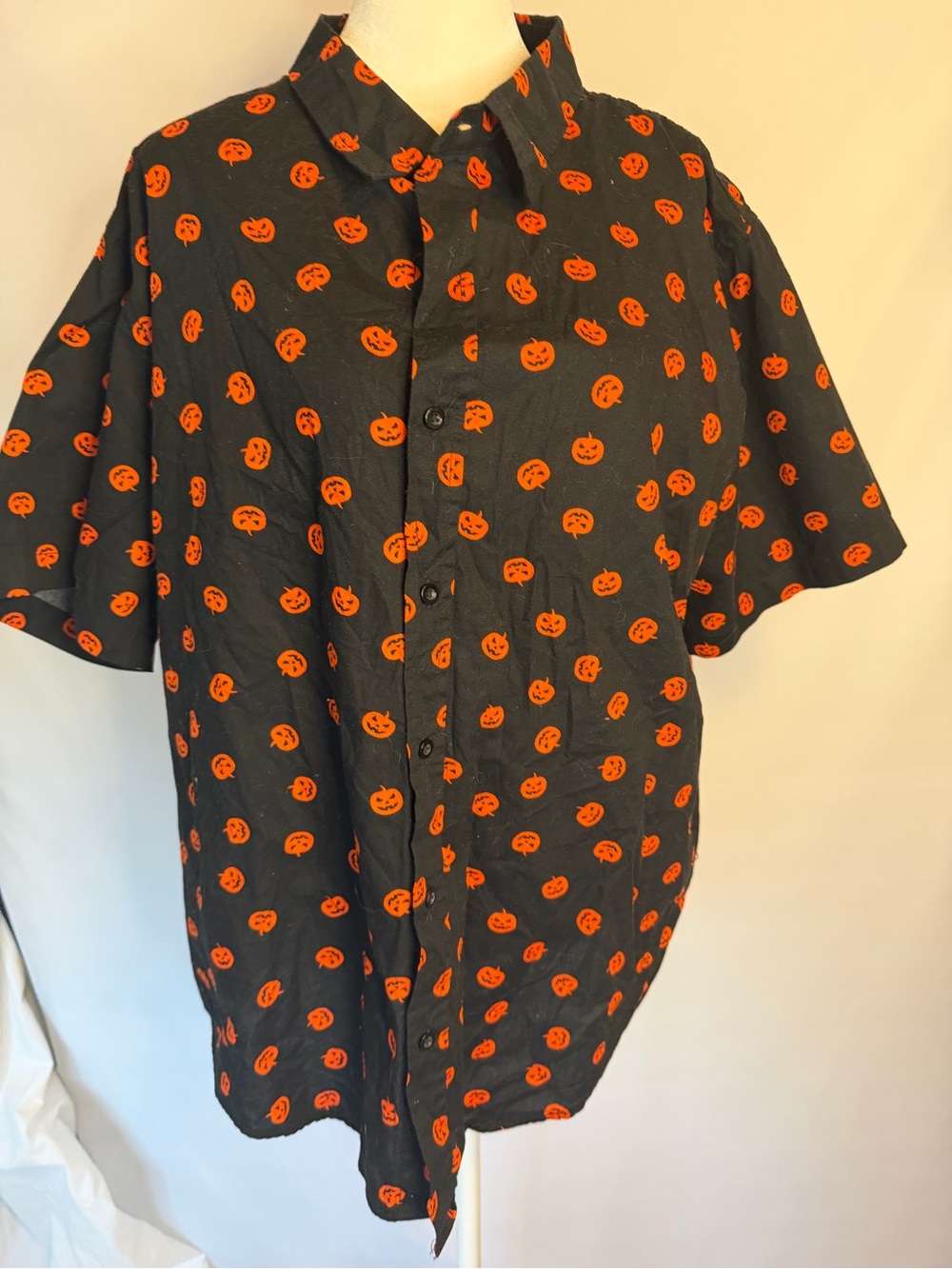 HAPPY HALLOWEEN! Men's Black Button-Up Shirt with Orange Pumpkin Print